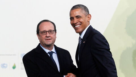 El presidente franc&eacute;s Francois Hollande recibe al presidente Obama en la cumbre de Par&iacute;s