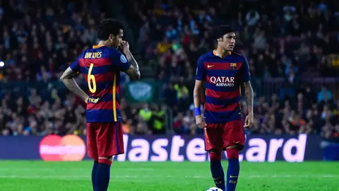 Alves conversa con Neymar durante un partido del FC Barcelona Alves conversa con Neymar durante un partido del FC Barcelona
