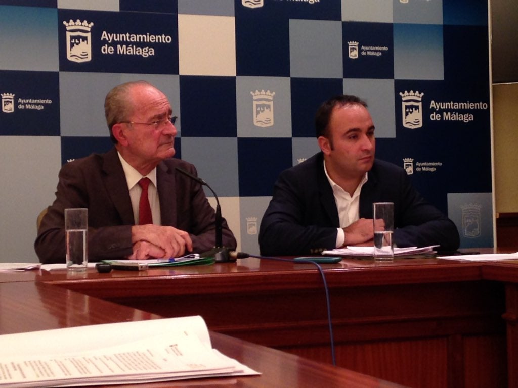 El Pleno insta a De la Torre a negociar con el comité de empresa de Limasa para evitar la huelga El Pleno insta a De la Torre a negociar con el comité de empresa de Limasa para evitar la huelga