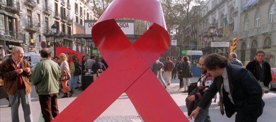 En la imagen, un gran lazo rojo, símbolo de la lucha contra el SIDA En la imagen, un gran lazo rojo, símbolo de la lucha contra el SIDA