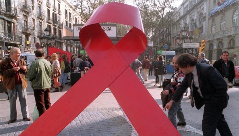 En la imagen, un gran lazo rojo, símbolo de la lucha contra el SIDA