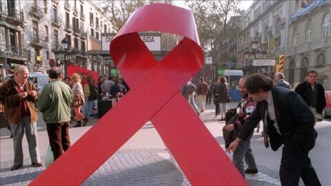 En la imagen, un gran lazo rojo, s&iacute;mbolo de la lucha contra el SIDA