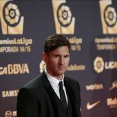 Messi posa a su llegada a la gala de premios de la Liga
