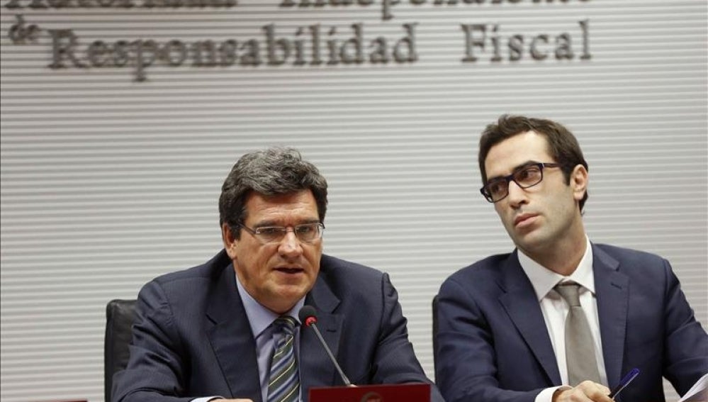 El presidente de la AIReF, José Luis Escrivá, y el economista Carlos Cuerpo