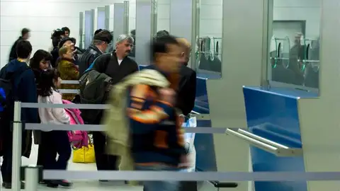 Pasajeros hacen fila en un control. Pasajeros hacen fila en un control.