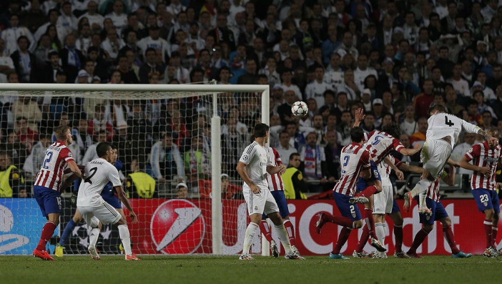 Sergio Ramos se eleva para marcar el gol del empate en la final contra el Atlético de Madrid