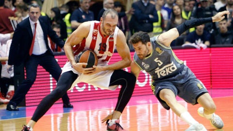 Rudy Fern&aacute;ndez intenta robar un bal&oacute;n a Simonovic
