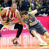 Rudy Fernández intenta robar un balón a Simonovic Rudy Fernández intenta robar un balón a Simonovic