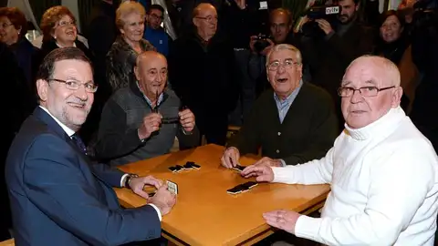 Mariano Rajoy jugando al dominó con unos compañeros. Mariano Rajoy jugando al dominó en campaña electoral.