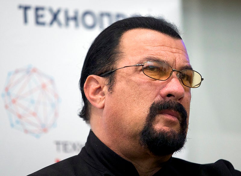 Rubén Amón indulta a Steven Seagal, al que Putin ha concedido la nacionalidad rusa Rubén Amón indulta a Steven Seagal, al que Putin ha concedido la nacionalidad rusa