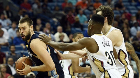 Marc Gasol intenta anotar ante la defensa de los Pelicans
