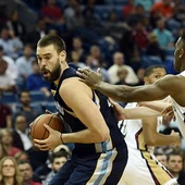 Marc Gasol intenta anotar ante la defensa de los Pelicans Marc Gasol intenta anotar ante la defensa de los Pelicans