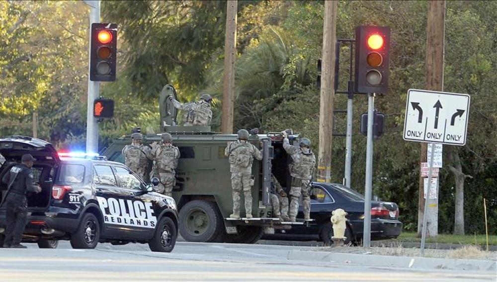 Miembros del SWAT llegan al lugar donde presuntamente fueron detenidos sospechosos del tiroteo.