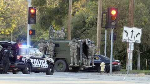 Miembros del SWAT llegan al lugar donde presuntamente fueron detenidos sospechosos del tiroteo. 