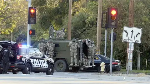 Miembros del SWAT llegan al lugar donde presuntamente fueron detenidos sospechosos del tiroteo. Miembros del SWAT llegan al lugar donde presuntamente fueron detenidos sospechosos del tiroteo.