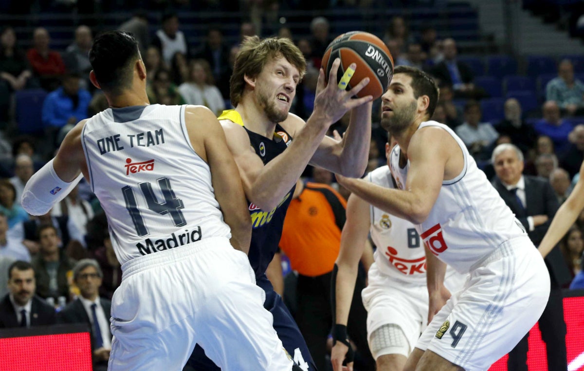 Ayón y Llull mantienen vivo a un aguerrido Madrid Ayón y Llull mantienen vivo a un aguerrido Madrid