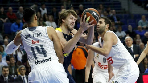Ay&oacute;n y Felipe Reyes defienden a Jan Vesely