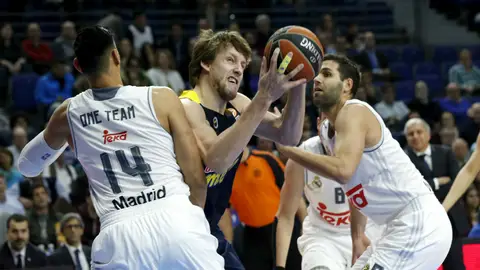 Ayón y Felipe Reyes defienden a Jan Vesely Ayón y Felipe Reyes defienden a Jan Vesely