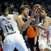 Ayón y Felipe Reyes defienden a Jan Vesely