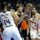 Ayón y Felipe Reyes defienden a Jan Vesely Ayón y Felipe Reyes defienden a Jan Vesely