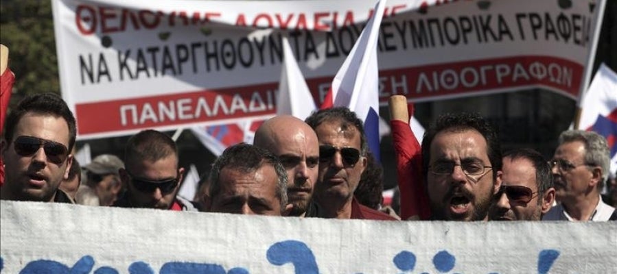 Simpatizantes del sindicato PAME se manifiestan ante el Parlamento en Atenas (Grecia) durante una huelga general. 
