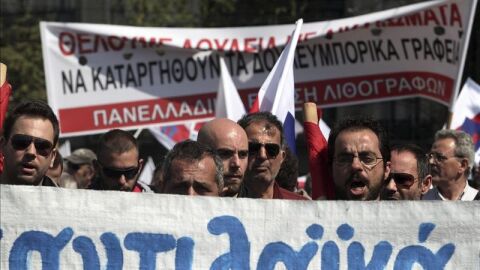 Simpatizantes del sindicato PAME se manifiestan ante el Parlamento en Atenas (Grecia) durante una huelga general. 