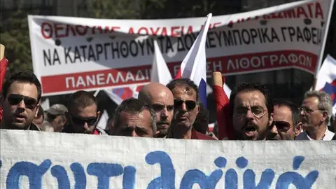 Simpatizantes del sindicato PAME se manifiestan ante el Parlamento en Atenas (Grecia) durante una huelga general. Simpatizantes del sindicato PAME se manifiestan ante el Parlamento en Atenas (Grecia) durante una huelga general.