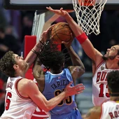 Pau Gasol y Noah intentan taponar a Faried en su entrada a canasta Pau Gasol y Noah intentan taponar a Faried en su entrada a canasta