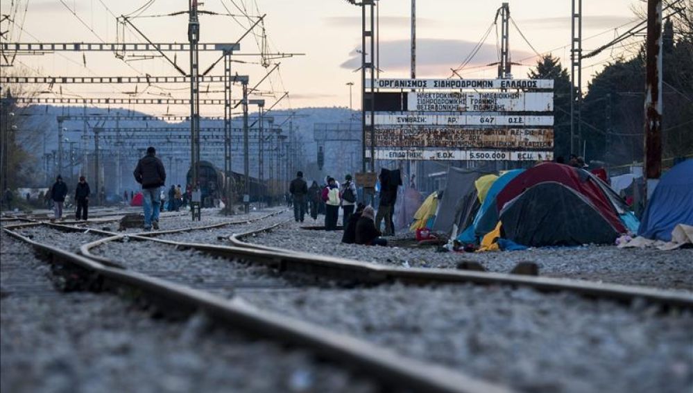 Varios inmigrantes a los que se prohibió la entrada a Macedonia desde Grecia