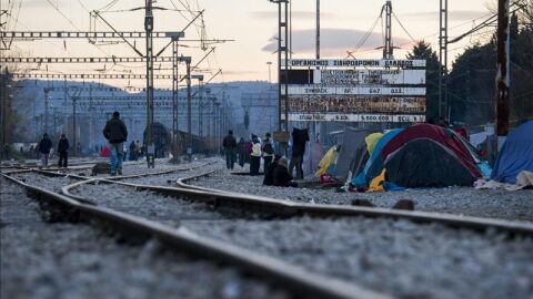 Varios inmigrantes a los que se prohibi&oacute; la entrada a Macedonia desde Grecia