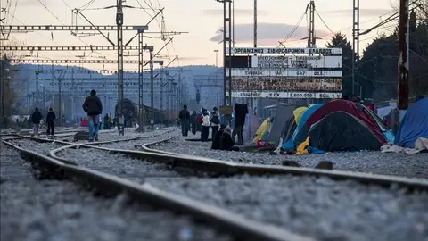 Varios inmigrantes a los que se prohibió la entrada a Macedonia desde Grecia Varios inmigrantes a los que se prohibió la entrada a Macedonia desde Grecia