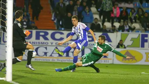 El jugador de la Ponferradina remata a puerta ante un defensor del Eibar El jugador de la Ponferradina remata a puerta ante un defensor del Eibar