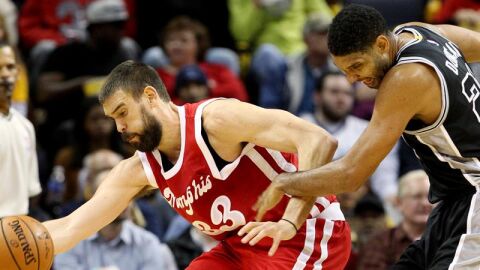 Marc Gasol postea ante la defensa de Tim Duncan