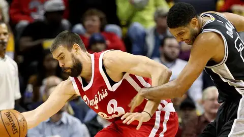 Marc Gasol postea ante la defensa de Tim Duncan Marc Gasol postea ante la defensa de Tim Duncan