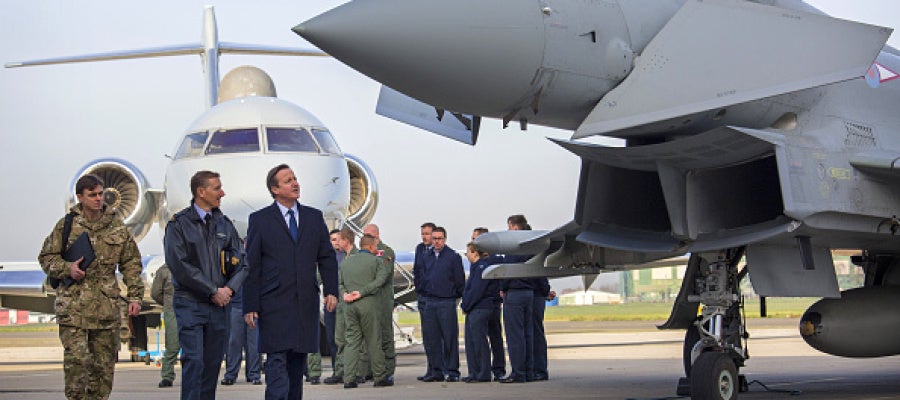 El primer ministro británico, David Cameron, junto a miembros del RAF
