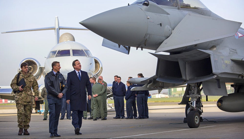 El primer ministro británico, David Cameron, junto a miembros del RAF