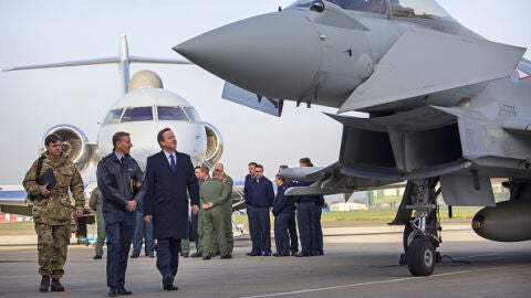 El primer ministro brit&aacute;nico, David Cameron, junto a miembros del RAF