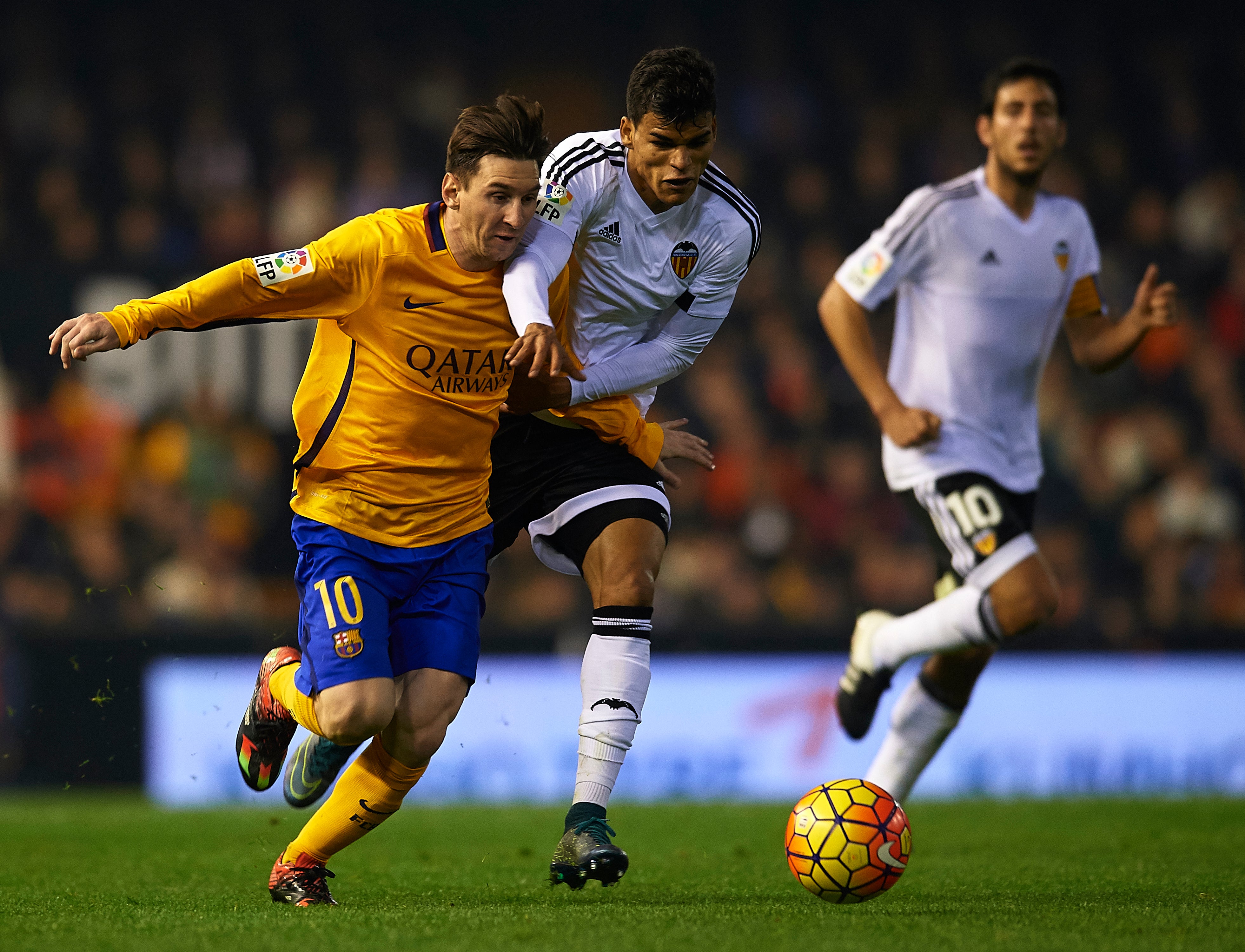 Valencia 1 - 1 Barcelona. Santi Mina pone en jaque al Barcelona y empata en Mestalla Valencia 1 - 1 Barcelona. Santi Mina pone en jaque al Barcelona y empata en Mestalla