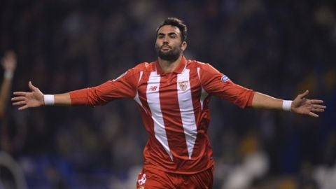 El jugador del Sevilla, Vicente Iborra, celebra un gol frente al Deportivo