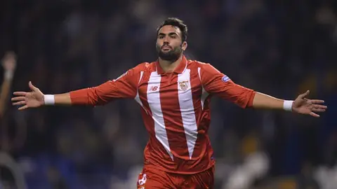 El jugador del Sevilla, Vicente Iborra, celebra un gol frente al Deportivo El jugador del Sevilla, Vicente Iborra, celebra un gol frente al Deportivo