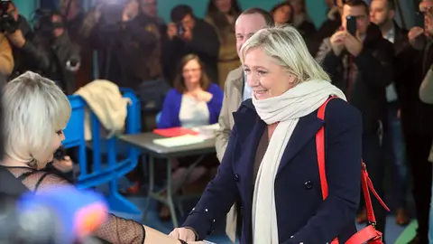 Marine Le Pen vota en las elecciones regionales de Francia Marine Le Pen vota en las elecciones regionales de Francia