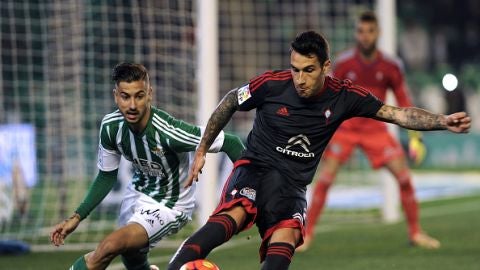 Hugo Mallo del Celta y &Aacute;lvaro Vadillo del Betis durante el partido en el Villamar&iacute;n.