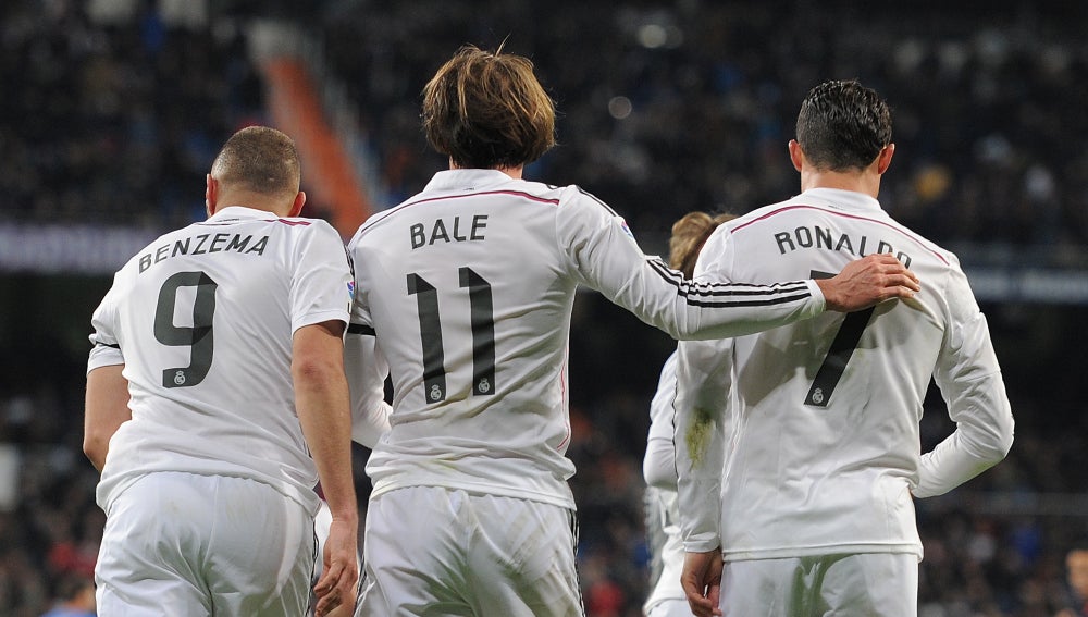 Benzema, Bale y Cristiano celebran un gol con el Real Madrid