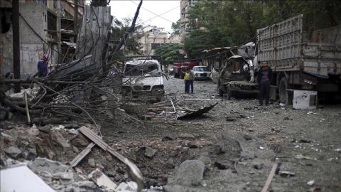 Varias personas inspeccionan el lugar donde se ha producido un ataque a&eacute;reo en Siria