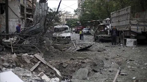 Varias personas inspeccionan el lugar donde se ha producido un ataque aéreo en Siria Varias personas inspeccionan el lugar donde se ha producido un ataque aéreo en Siria