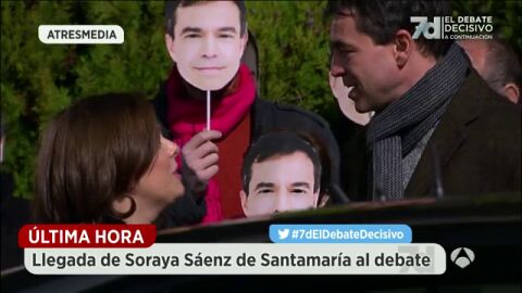 Frame 19.28503 de: V&iacute;deo| Soraya S&aacute;enz de Santamar&iacute;a ha saludado a Andr&eacute;s Herzog en la entrada de Atresmedia