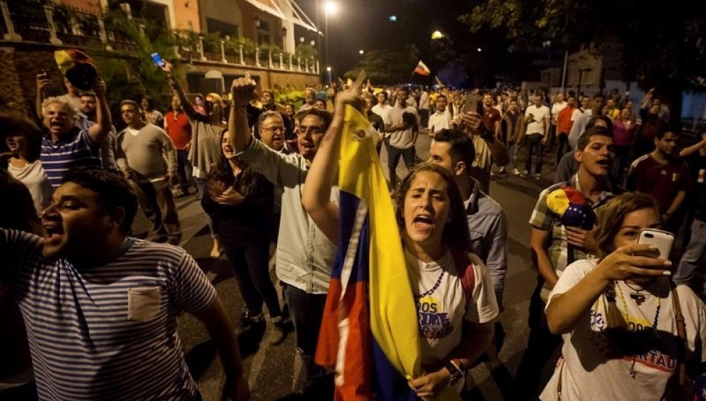 Un grupo de personas celebran la victoria obtenida por la coalición opositora Mesa de Unidad Democrática (MUD) en Venezuela