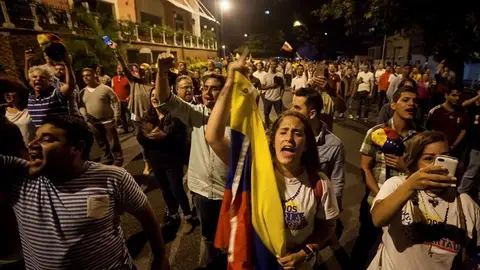 Un grupo de personas celebran la victoria obtenida por la coalición opositora Mesa de Unidad Democrática (MUD) en Venezuela Un grupo de personas celebran la victoria obtenida por la coalición opositora Mesa de Unidad Democrática (MUD) en Venezuela