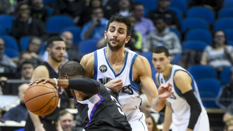 Chris Paul intenta entrar a canasta ante la defensa de Ricky Rubio