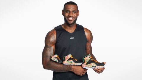 LeBron James posa junto a unas Nike